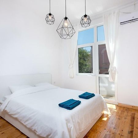 The White Apartment - Bogoridi Main Street Burgas City Eksteriør billede
